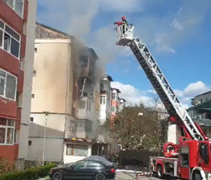 Explozie într-un apartament dintr-un bloc din municipiul Curtea de Argeș. Un om a murit VIDEO