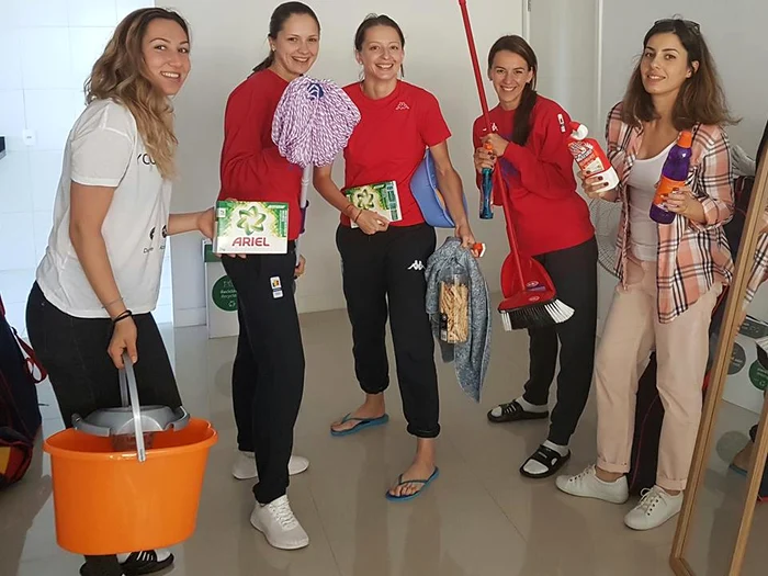 Fetele de la scrimă şi-au cumpărat detergenţi şi şi-au făcut singure curăţenie în cameră pentru că Brazilienii le-au primit jenant. Aşa se întâmplă la toate capitolele