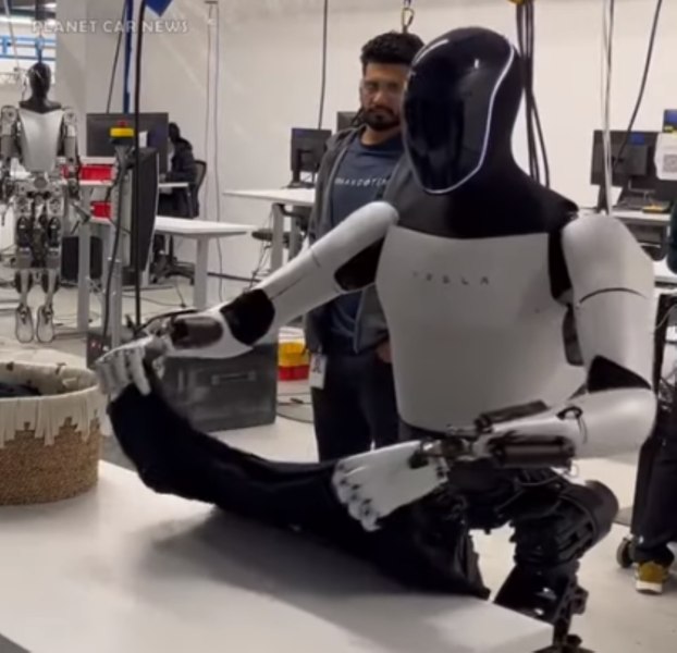 Elon Musk anunță că Tesla ar putea începe să vândă roboții Optimus până la sfârșitul anului viitor | VIDEO