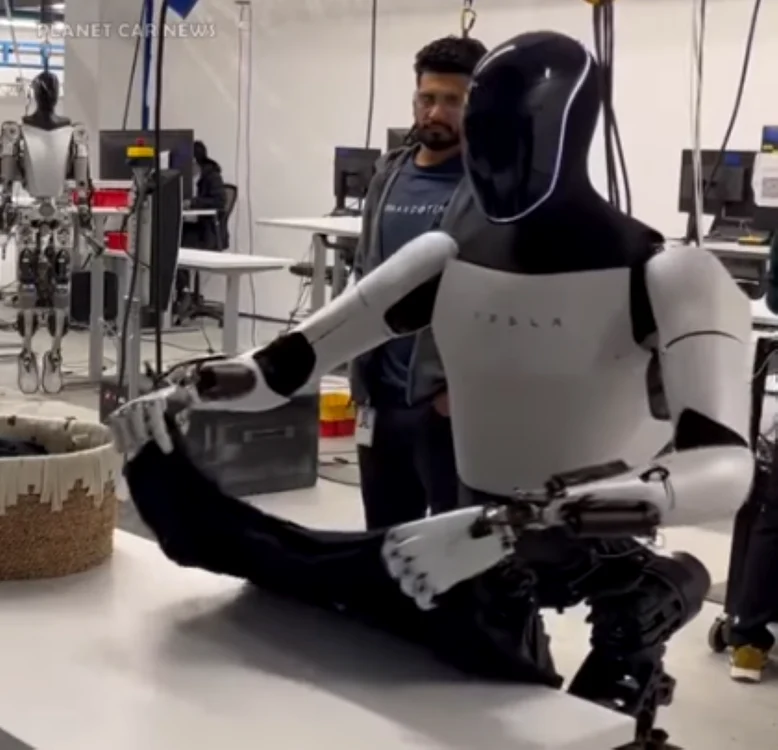 Robotul umanoid al Tesla, Optimus, captură video