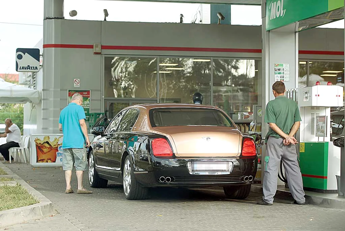 Înainte de a pleca din benzinărie, Irinel l-a „cinstit” şi pe cel care i-a făcut plinul