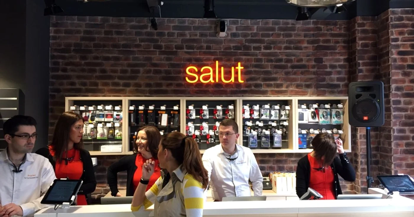 Noul magazin Orange are un design industrial