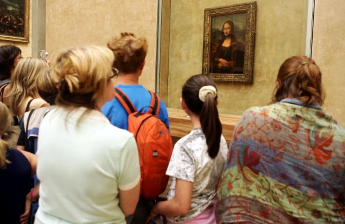 Merită să te calci în picioare pentru o poză cu Gioconda?