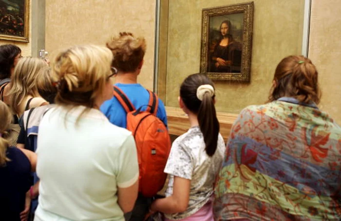 Merită să te calci în picioare pentru o poză cu Gioconda?