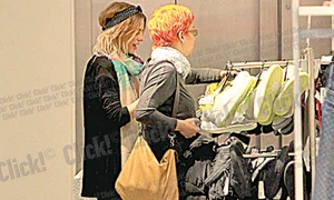 Actriţa a plecat de la shopping  cu trei sacoşe mari pline (FOTO: MIHAI IONESCU) jpeg