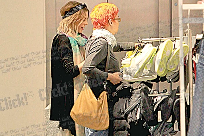 Actriţa a plecat de la shopping  cu trei sacoşe mari pline (FOTO: MIHAI IONESCU)