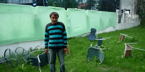 Un barbat din Alexandria a furat scaunele si mesele dintr-un restaurant