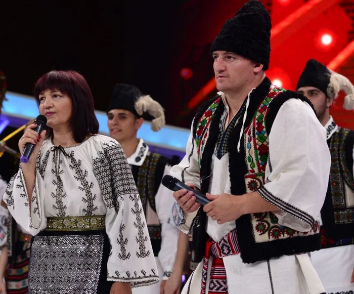 
    Cătălin Moroşanu şi mana lui Angelica au îmbrăcat costume populare Foto: Antena 1  