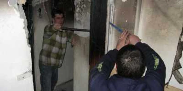 O echipă de muncitori reabilitează apartamentul din micro 6 care a luat foc după sfeştanie
