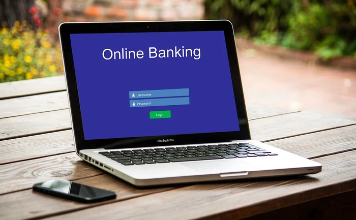 Laptop deschis pe o aplicație de online banking