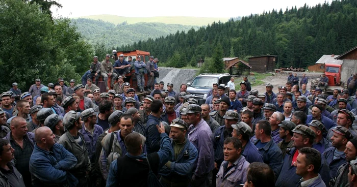 Ortacii nemulţumiţi s-au adunat în curtea minei