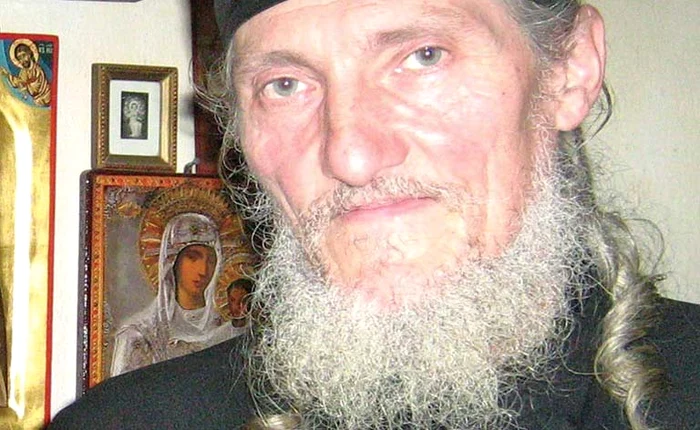 
    Părintele Valerian a îmbrăcat haina monahală de 27 de ani  