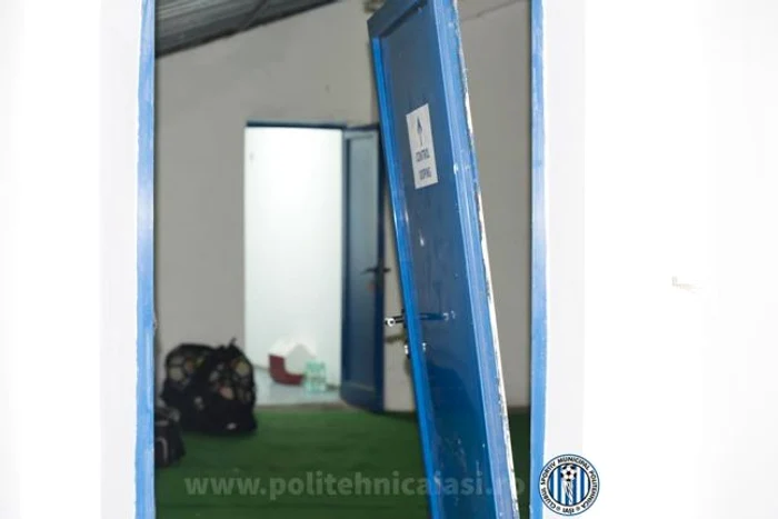 
    Aşa arată uşa distrusă de cei de la Astra  