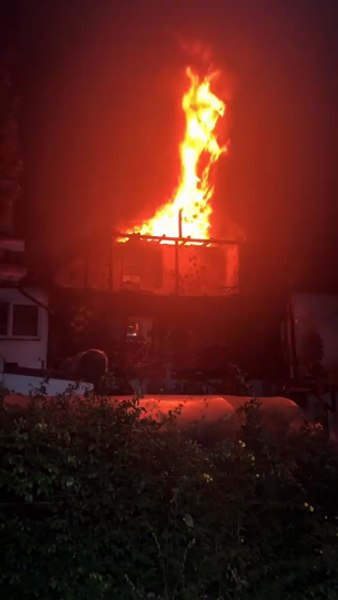 Incendiu violent la o casă din municipiul Suceava de la un rulou de geam electric VIDEO 