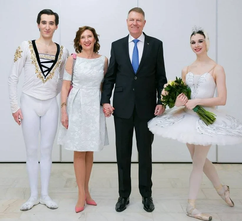 Carmen şi Klaus Iohannis, alături de balerinii din spectacolul "Lacul lebedelor"