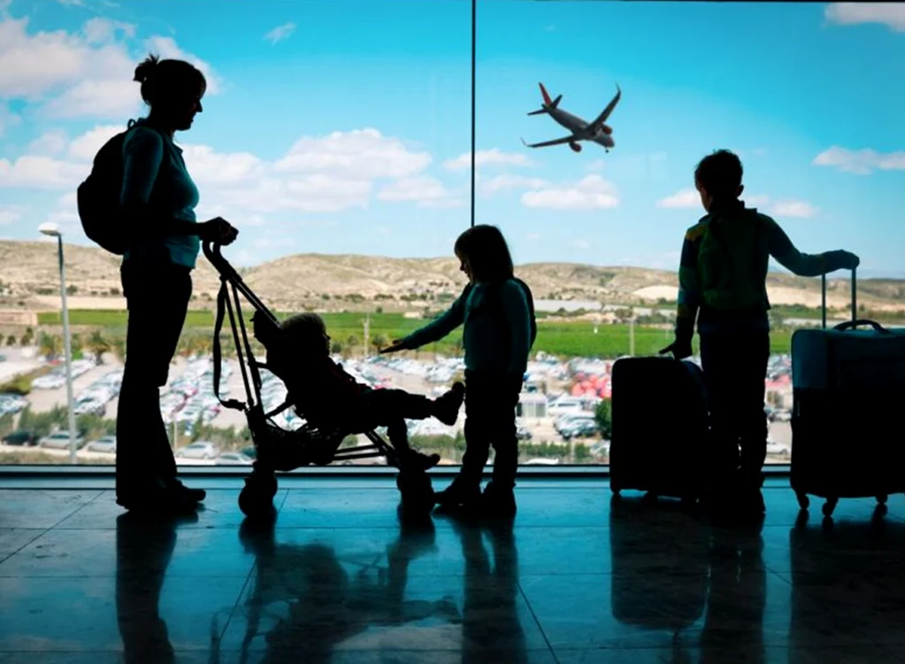 Părinții nu vor mai plăti ca să stea lângă copiii lor în avion
