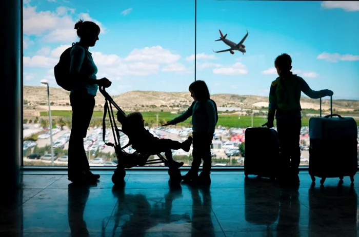 foto familie la aeroport