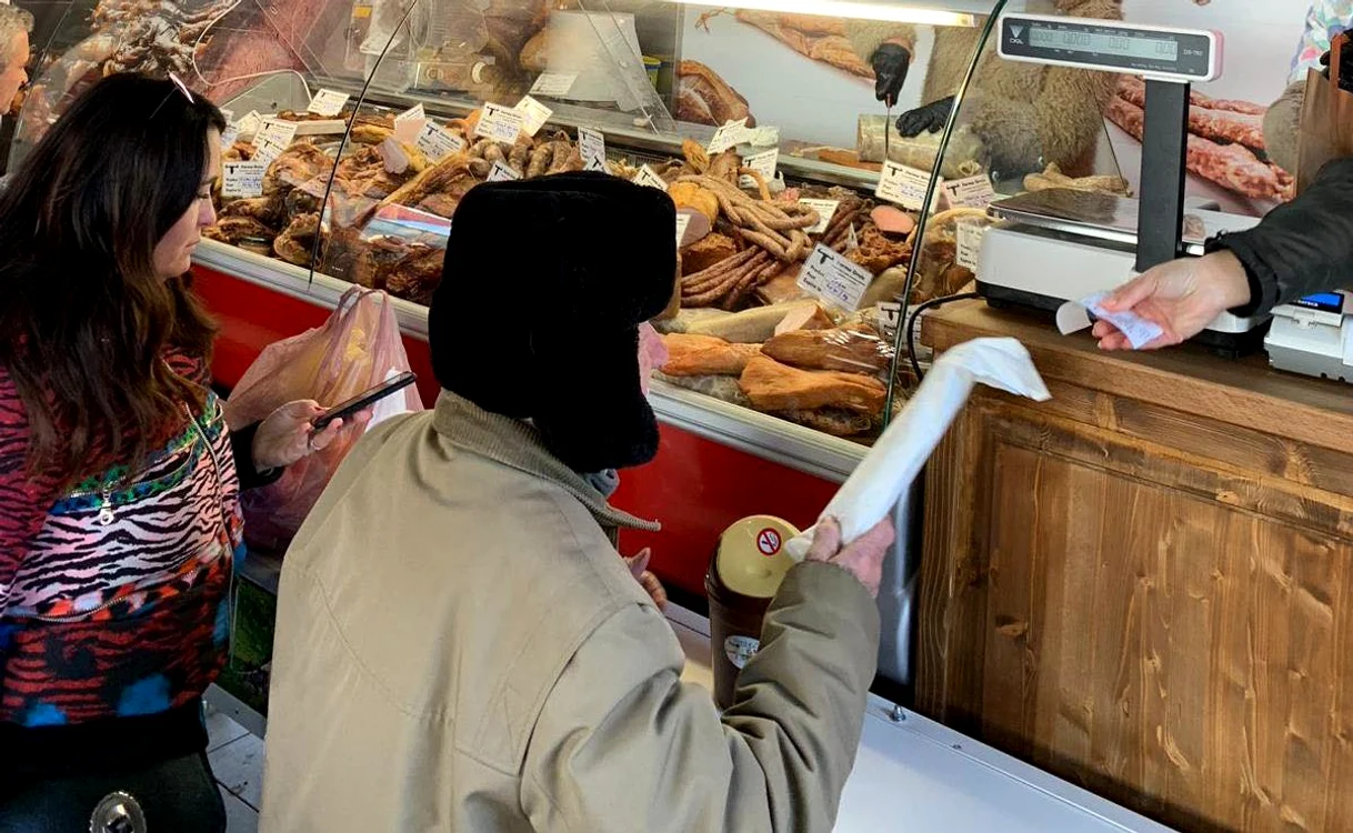 Amalia Năstase, surprinsă la "Taverna Gruiu", cumpărând produse tradiționale, semn că divele nu mănâncă doar stridii și calamari
