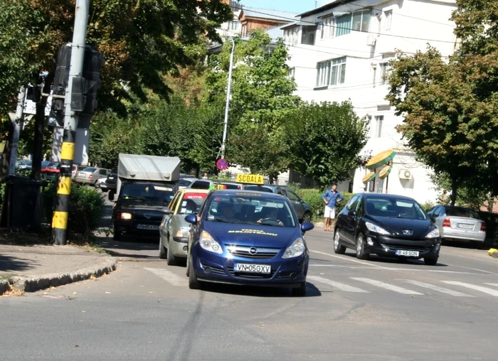 Maşinile Şcoală, găsite vinovate pentru blocarea traficului Sursa arhivă