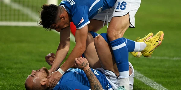 Andrei Viorel Artean il felicita pe Denis Alibec dupa un penalty obtinut FOTO Sport Pictures