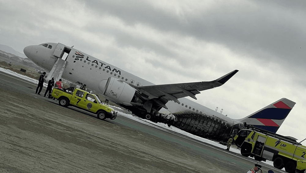 Mașină de pompieri spulberată de un avion care decola: doi pompieri au murit în Peru VIDEO