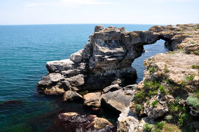 Nu trebuie să ratezi Tyulenovo dacă eşti pasionat de scuba diving sau sărituri de pe stânci.