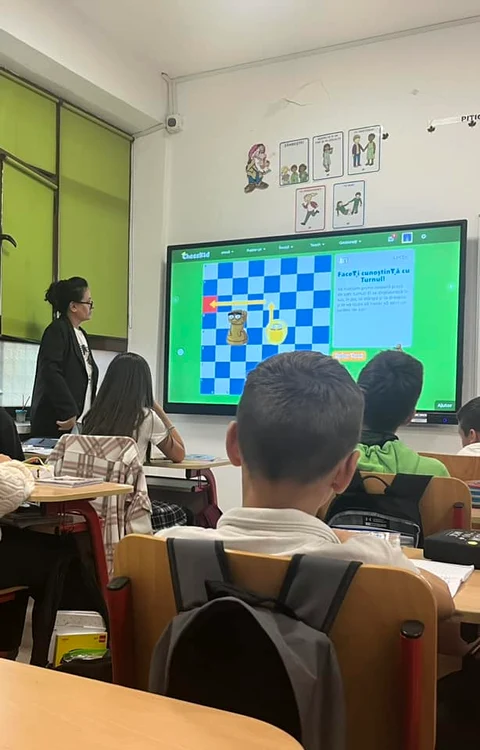 Lecțiile de șah se predau la școală, folosindu-se platforma ChessKid Sursa FOTO: Carmen Vespescu