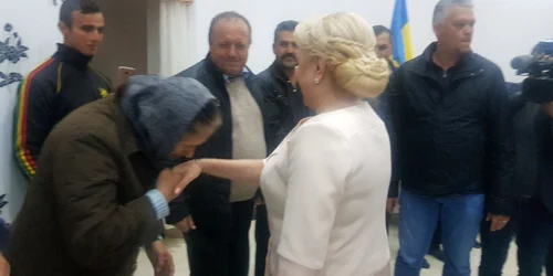 viorica Dancila o femie ii pupa mana 