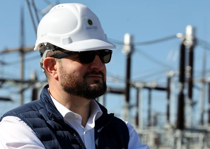 Oficialul avertizează că va depune plângere penală. FOTO: Facebook.com/ Dorin Junghietu