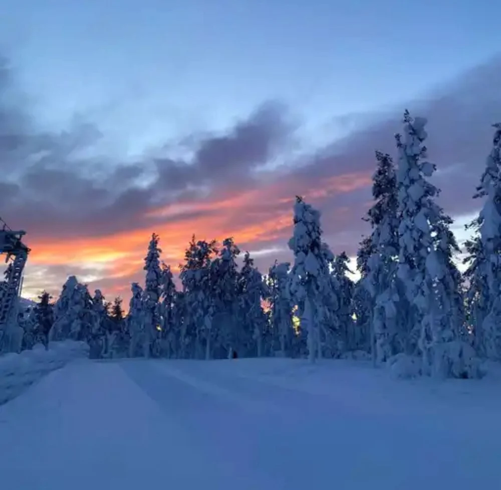 Unde-și petrec românii sărbătorile de iarnă: de la vacanțe însorite în locuri exotice, la peisaje autohtone și mâncare tradițională