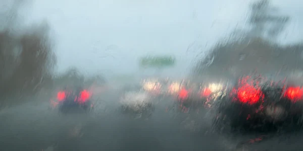 ploaie autostrada sosea masina trafic parbriz
