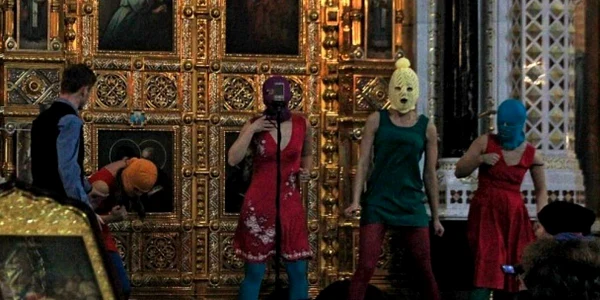 Trupa Pussy Riot în catedrala Iisus Mântuitorul din Moscova 