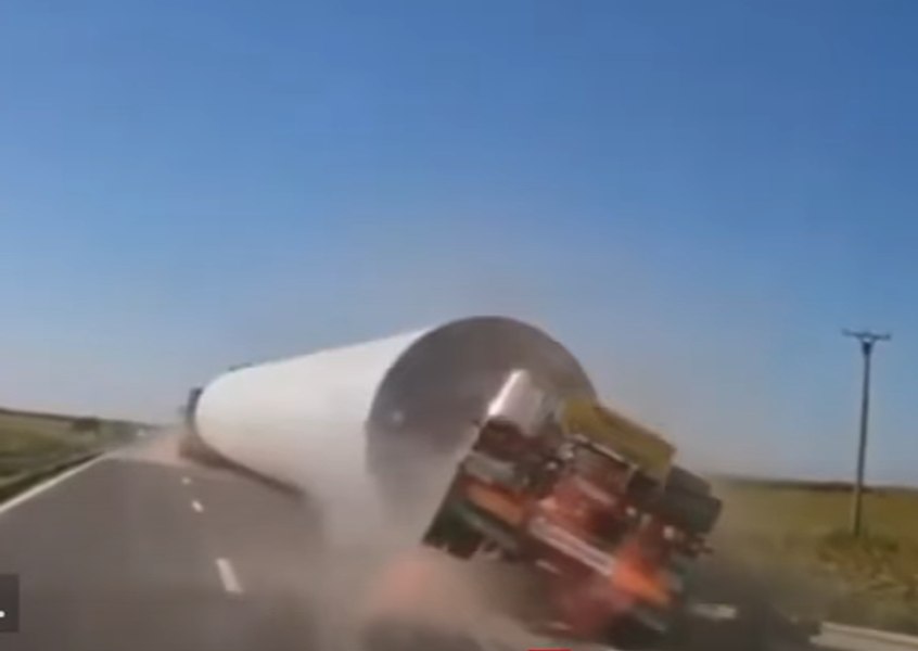 Momentul în care un tub de eoliană s-a desprins dintr-un trailer, pe un drum din Ialomița. O nenorocire, evitată la secundă  