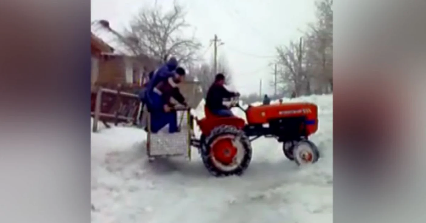 Distracţia cu tractorul, o nouă modă în comunele buzoiene
