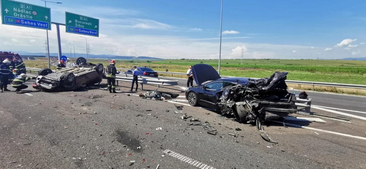 Cele două autoturisme au fost distruse aproape în totalitate. Foto: ISU Alba