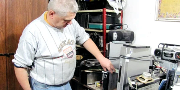 Florin Gătăianţu repară electronice din 1980