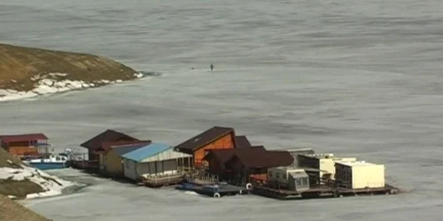 Complexul turistic unde lucra fata dispărută este situat pe malul lacului, lângă baraj