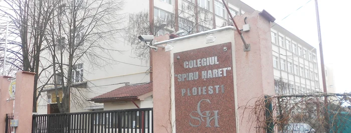 
    Suspectul a atacat profesoara de matematică în fața cancelariei din Colegiul Spiru Haret   