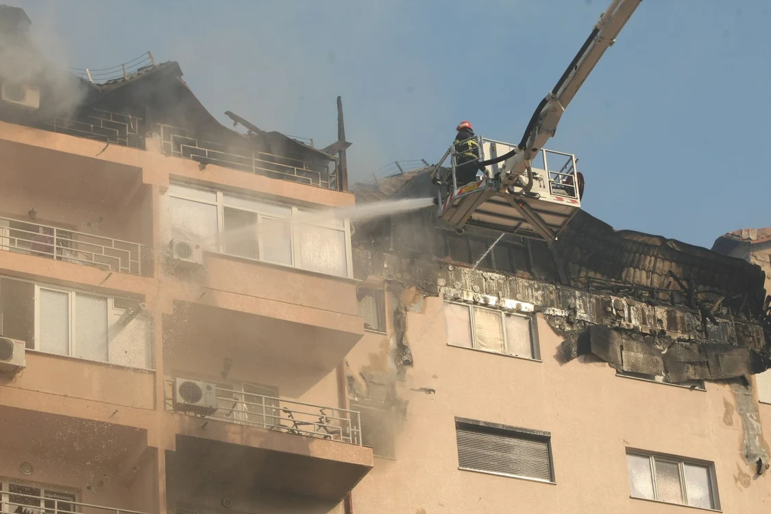 Incendiul a izbucnit joi noapte spre vineri într-un apartament dintr-un bloc din cartierul bucureştean Titan FOTO Adevărul