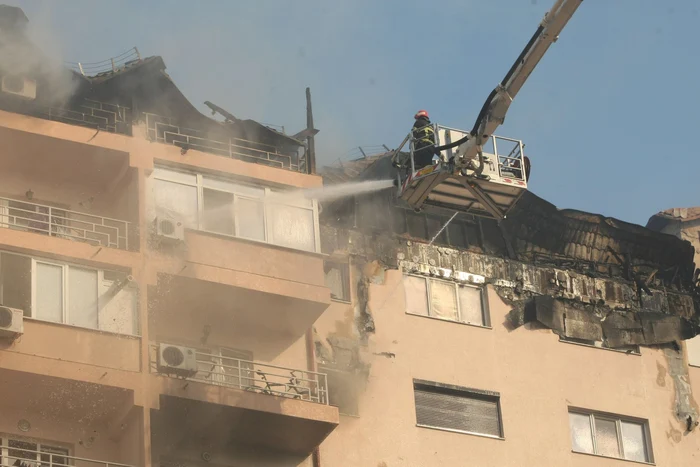 Incendiul a izbucnit joi noapte spre vineri într-un apartament dintr-un bloc din cartierul bucureştean Titan FOTO Adevărul