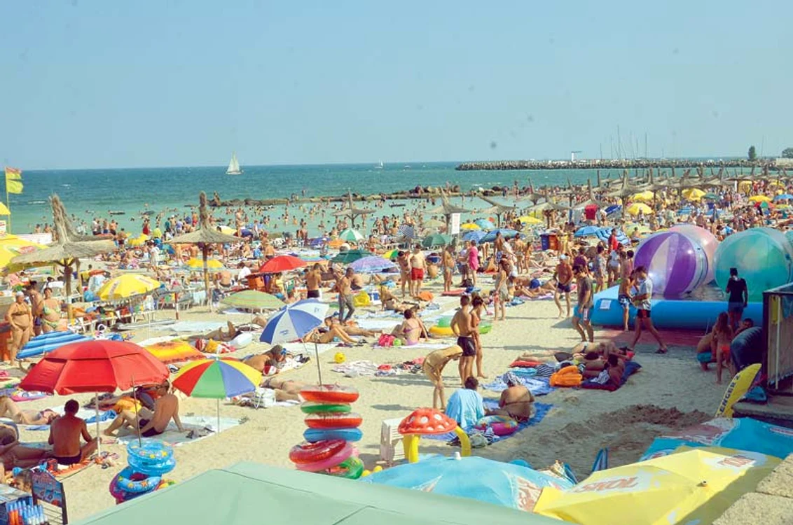 
    Peste 130.000 de turişti au fost pe Litoral  în cel mai aglomerat weekend din acest an.  Ei au cheltuit aproape 12 milioane de euroFoto: Adevărul  