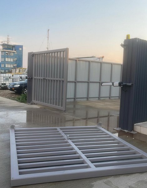O bună parte din gardul Aeroportului Oradea, doborât de vântul puternic. O aeronavă Tarom și-a anulat zborul