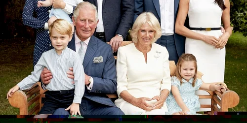 Prinţul Charles alături de Catherine Ducesa din Cambridge Prinţul Louis Prinţul George Prinţul William Ducele de Cambridge Camilla Ducesa de Cornwall Prinţul Harry Ducele de Sussex Printesa Charlotte Meghan Markle Ducesa din Sussex pozează pentru un 