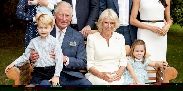 Prinţul Charles alături de Catherine Ducesa din Cambridge Prinţul Louis Prinţul George Prinţul William Ducele de Cambridge Camilla Ducesa de Cornwall Prinţul Harry Ducele de Sussex Printesa Charlotte Meghan Markle Ducesa din Sussex pozează pentru un 
