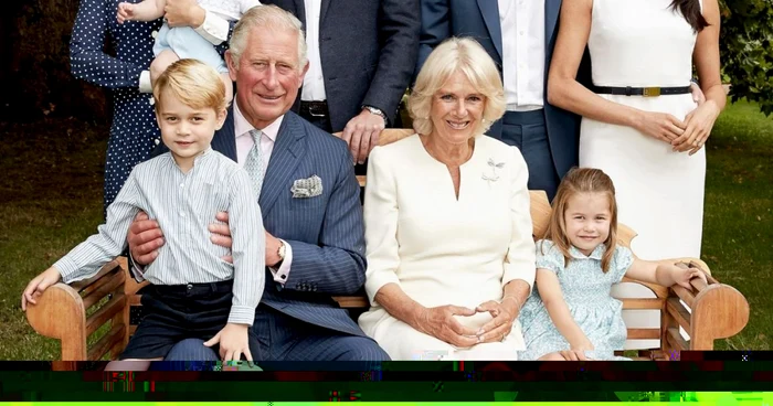 Prinţul Charles alături de Catherine Ducesa din Cambridge Prinţul Louis Prinţul George Prinţul William Ducele de Cambridge Camilla Ducesa de Cornwall Prinţul Harry Ducele de Sussex Printesa Charlotte Meghan Markle Ducesa din Sussex pozează pentru un 