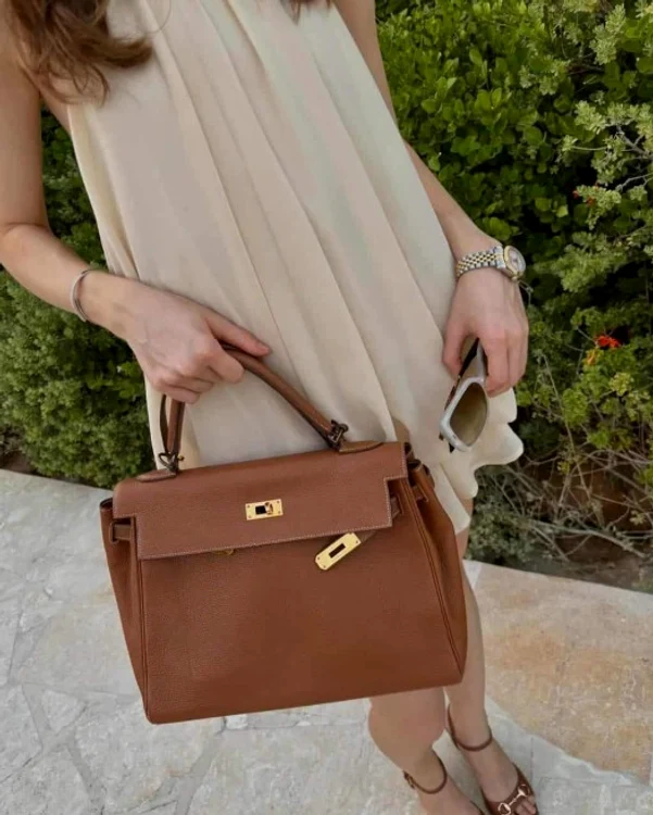 Geanta cu care s-a afișat tânăra - Foto: social media