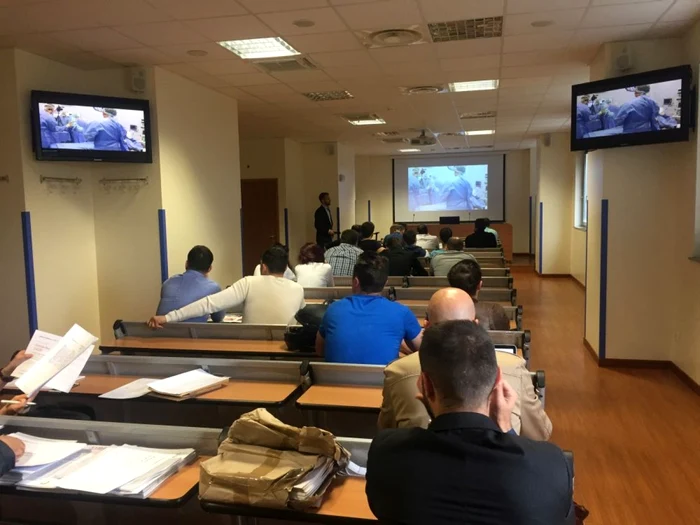 Mai mulţi medici rezidenţi au asistat live la intervenţia chirurgicală