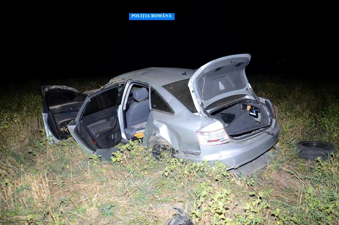 Doi tineri dintr-un Audi A 6 au fost răniţi după ce şoferul băut s-a răsturnat cu maşina în şanţ