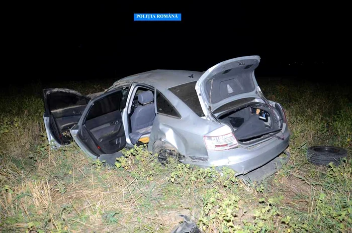 Doi tineri dintr-un Audi A 6 au fost răniţi după ce şoferul băut s-a răsturnat cu maşina în şanţ