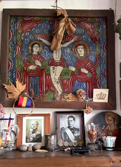 Raftul cu istorie din atelierul pictorului. FOTO: Ana-Maria Șchiopu
